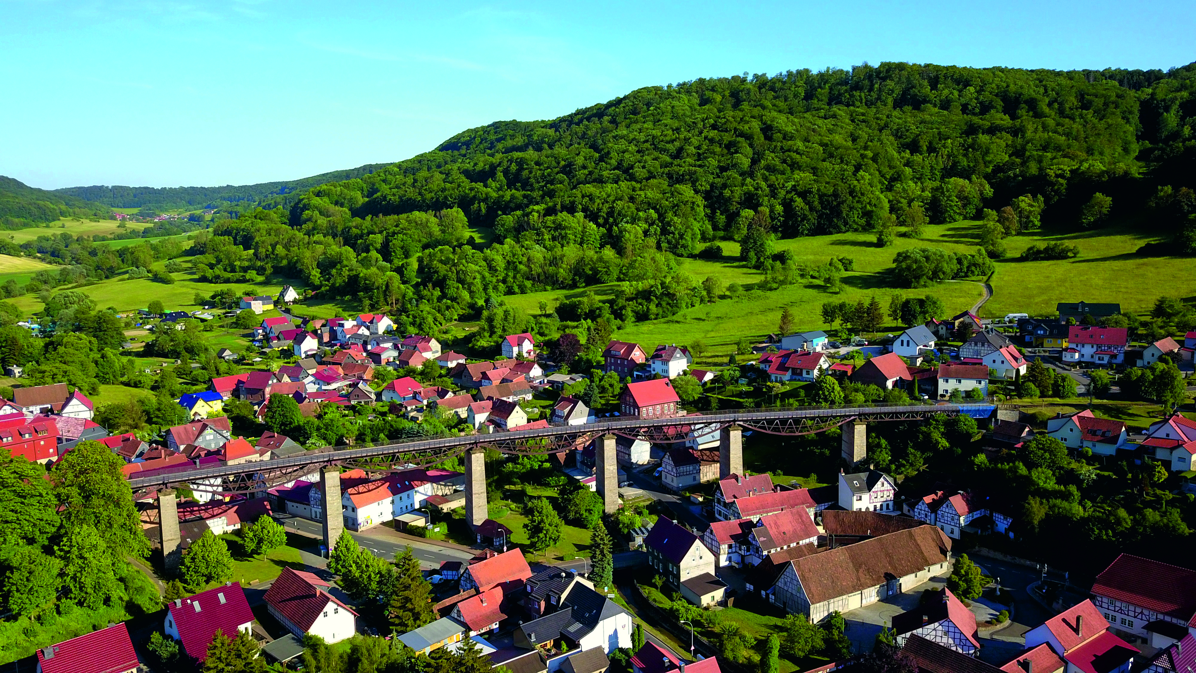 Der Lengenfelder Viadukt über dem grünen Tal des Eichsfelds